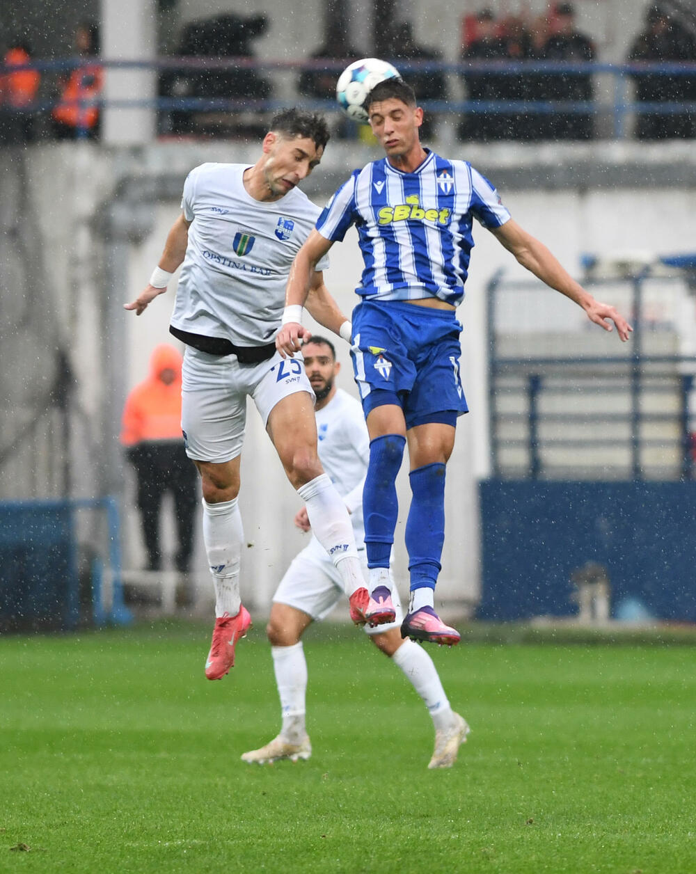 <p>Odigrana 16. kolo MeridianBet 1. CFL: Sutjeska - Dečić 3:1, Budućnost - Mornar 2:0 u derbijima</p>