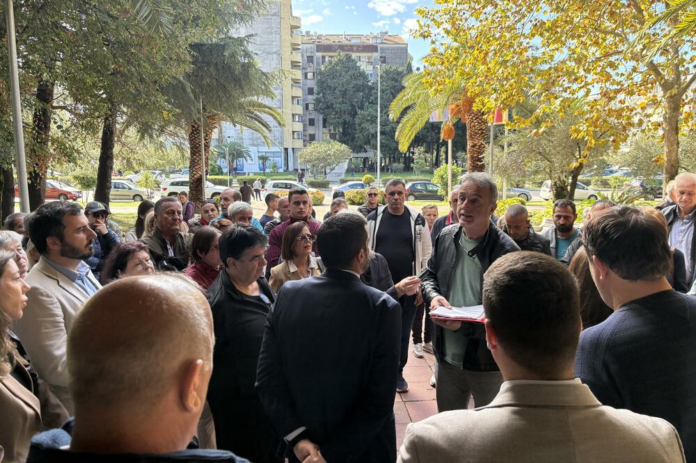 Sa jednog od protesta mještana ispred Opštine, Foto: Marija Pešić