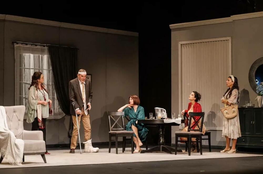 Scena iz predstave: Mihailović (lijevo)