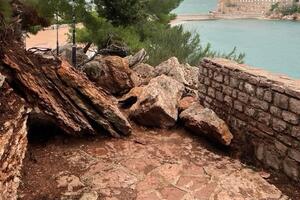 Sveti Stefan: Odronilo se brdo, zatrpana pješačka staza