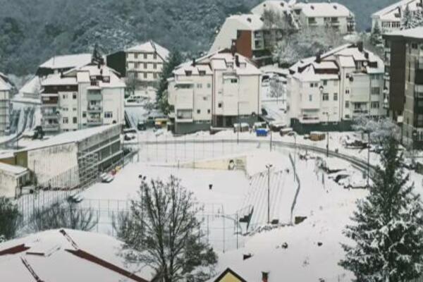 Snijeg zabijelio sjever Crne Gore: Djeca uživaju u igri u...