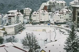 Snijeg zabijelio sjever Crne Gore: Djeca uživaju u igri u...