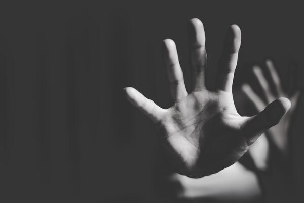 Zadržavanje osumnjičenom za prijetnje sinu i supruzi