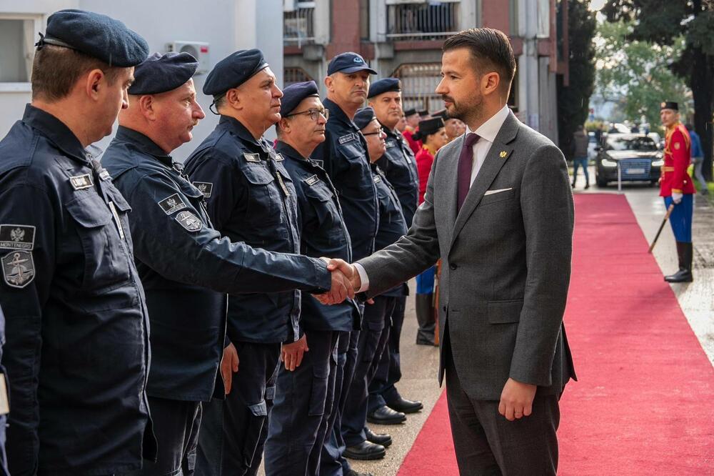 <p>Predsjednik Crne Gore kazao  da ga posebno raduje što će nova zgrada Mornarice uskoro biti završena, kao i da je započet proces nabavke novih brodova</p>
