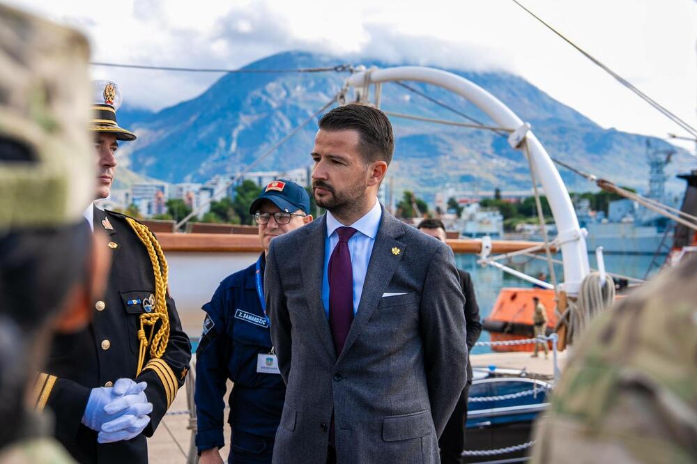 <p>Predsjednik Crne Gore kazao  da ga posebno raduje što će nova zgrada Mornarice uskoro biti završena, kao i da je započet proces nabavke novih brodova</p>
