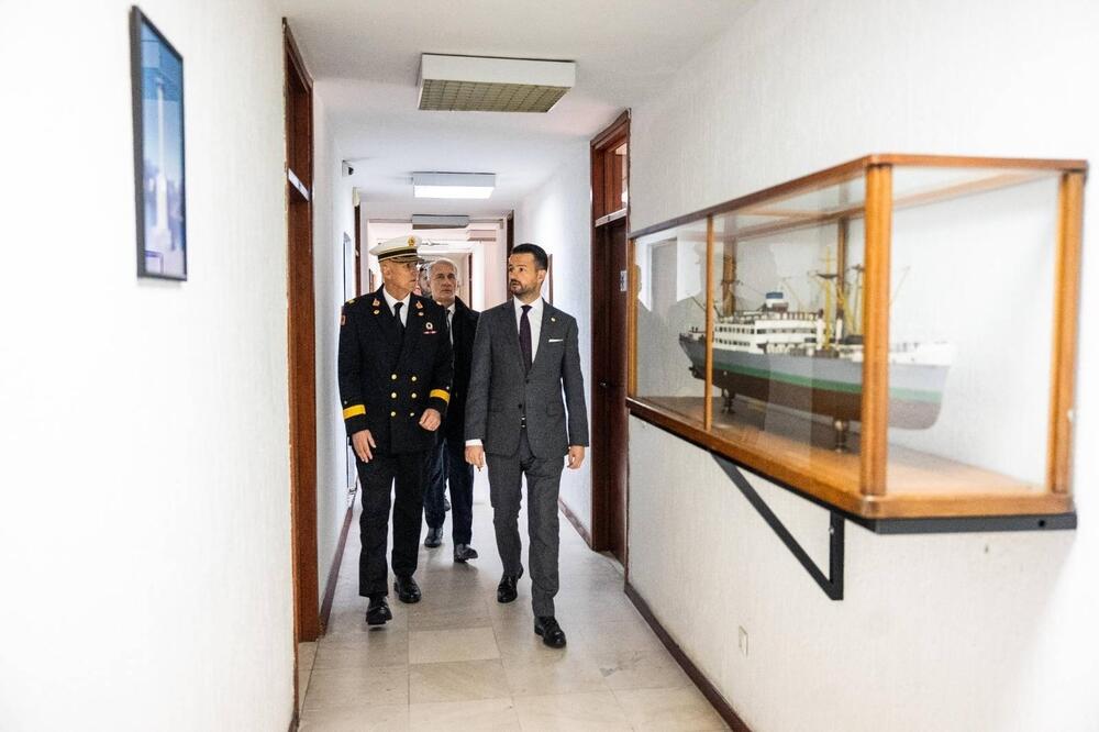 <p>Predsjednik Crne Gore kazao  da ga posebno raduje što će nova zgrada Mornarice uskoro biti završena, kao i da je započet proces nabavke novih brodova</p>