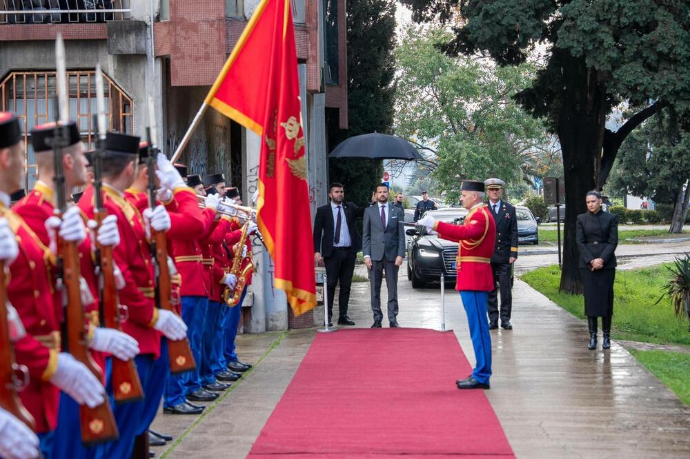 <p>Predsjednik Crne Gore kazao  da ga posebno raduje što će nova zgrada Mornarice uskoro biti završena, kao i da je započet proces nabavke novih brodova</p>