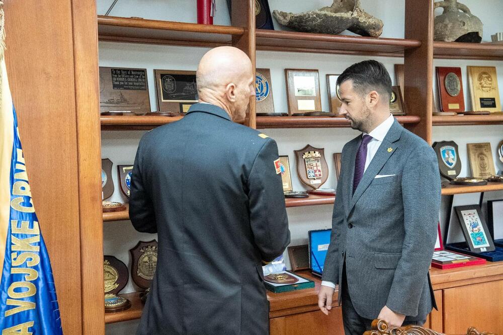 <p>Predsjednik Crne Gore kazao  da ga posebno raduje što će nova zgrada Mornarice uskoro biti završena, kao i da je započet proces nabavke novih brodova</p>