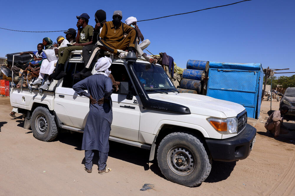 Civili odlaze iz ratne zone, Foto: Reuters
