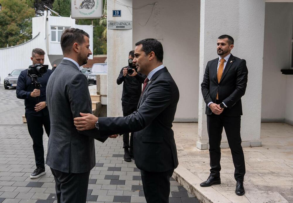 <p>Iz Kancelarije za odnose s javnošću predsjednika Crne Gore je saopšteno da je predsjednik Crne Gore Jakov Milatović boravio u Baru povodom Dana oslobođenja grada, gdje je Barankama i Baranima čestitao praznik i poručio da je Bar simbol slobode, antifašizma i multietničkog sklada na kojem se gradi savremena Crna Gora</p>