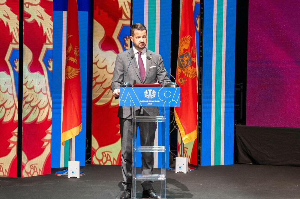 <p>Iz Kancelarije za odnose s javnošću predsjednika Crne Gore je saopšteno da je predsjednik Crne Gore Jakov Milatović boravio u Baru povodom Dana oslobođenja grada, gdje je Barankama i Baranima čestitao praznik i poručio da je Bar simbol slobode, antifašizma i multietničkog sklada na kojem se gradi savremena Crna Gora</p>