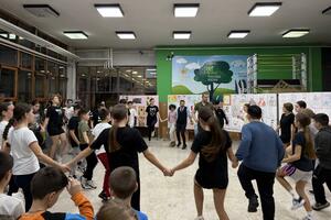 Most prijateljstva u tmurnom vremenu: Djeca iz turskog grada Bursa...