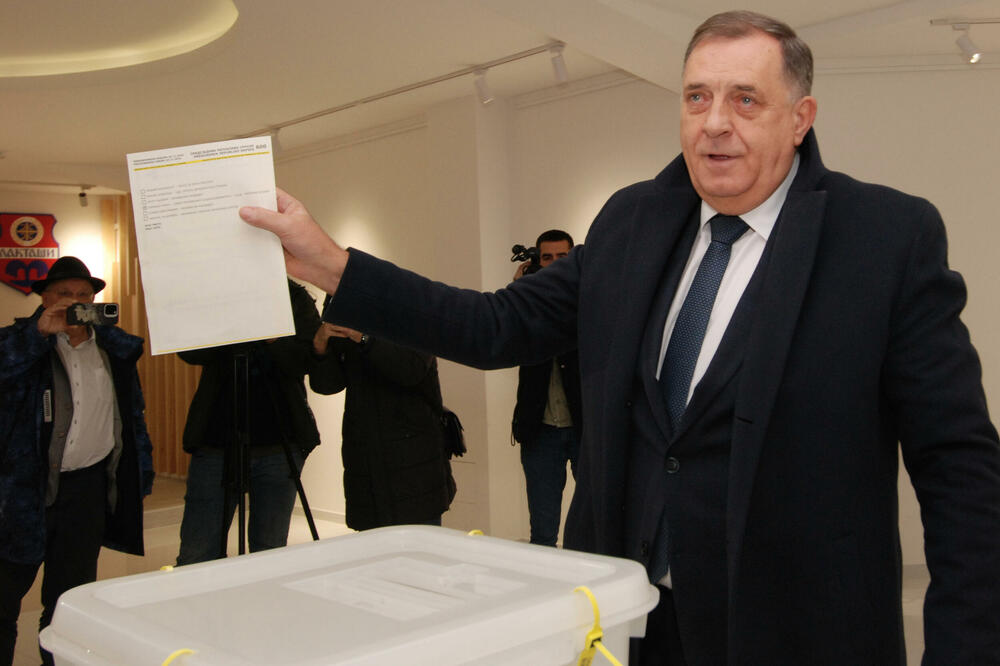 Dodik na biračkom mjestu u Laktašima, Foto: Beta/AP