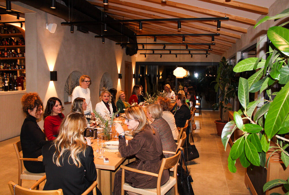 <p>U savršenom spoju prirode, tradicije i emocije, Odiva je postala novo omiljeno mjesto crnogorskog poslovnog svijeta, ali i porodičnih okupljanja.</p>