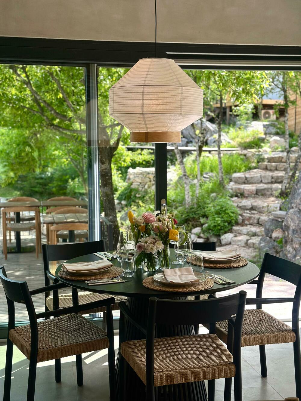 <p>U savršenom spoju prirode, tradicije i emocije, Odiva je postala novo omiljeno mjesto crnogorskog poslovnog svijeta, ali i porodičnih okupljanja.</p>