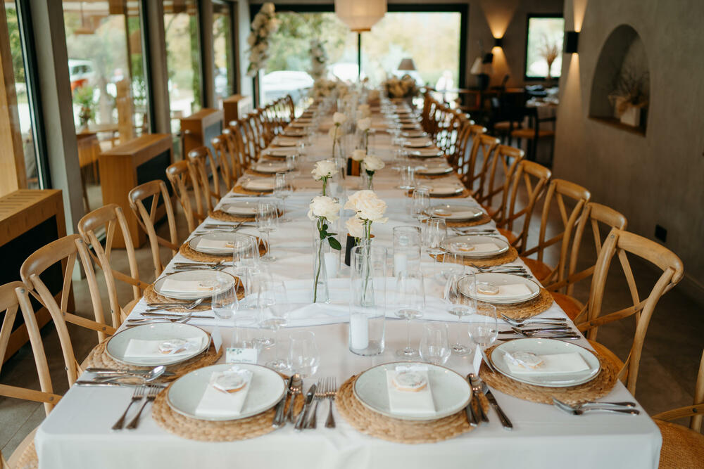 <p>U savršenom spoju prirode, tradicije i emocije, Odiva je postala novo omiljeno mjesto crnogorskog poslovnog svijeta, ali i porodičnih okupljanja.</p>