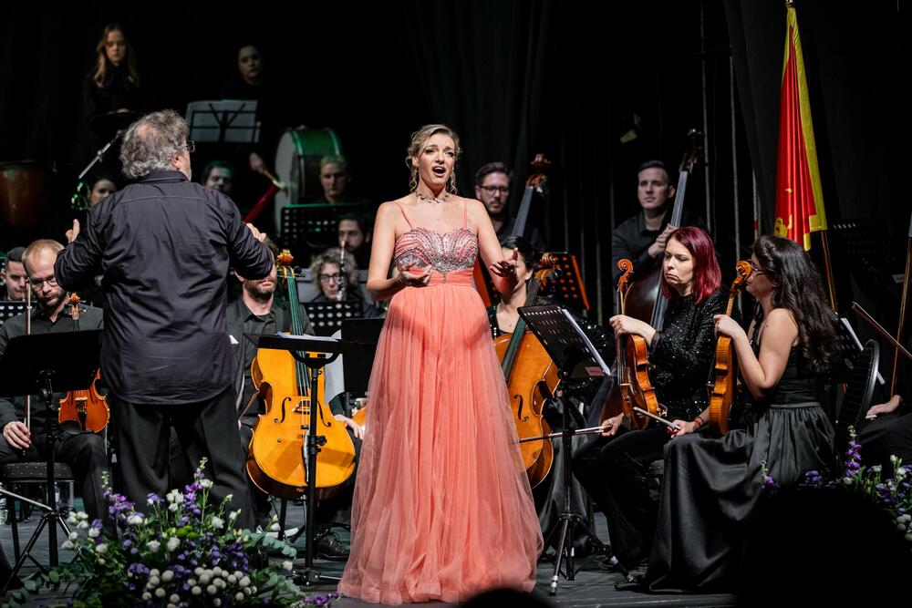 <p>Premijerni koncert &ldquo;Zvuk Boke&rdquo; oduševio publiku i potvrdio rađanje novog kulturnog centra Crne Gore</p>