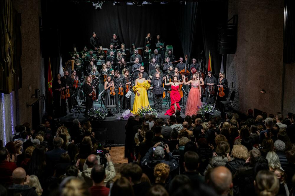 <p>Premijerni koncert &ldquo;Zvuk Boke&rdquo; oduševio publiku i potvrdio rađanje novog kulturnog centra Crne Gore</p>