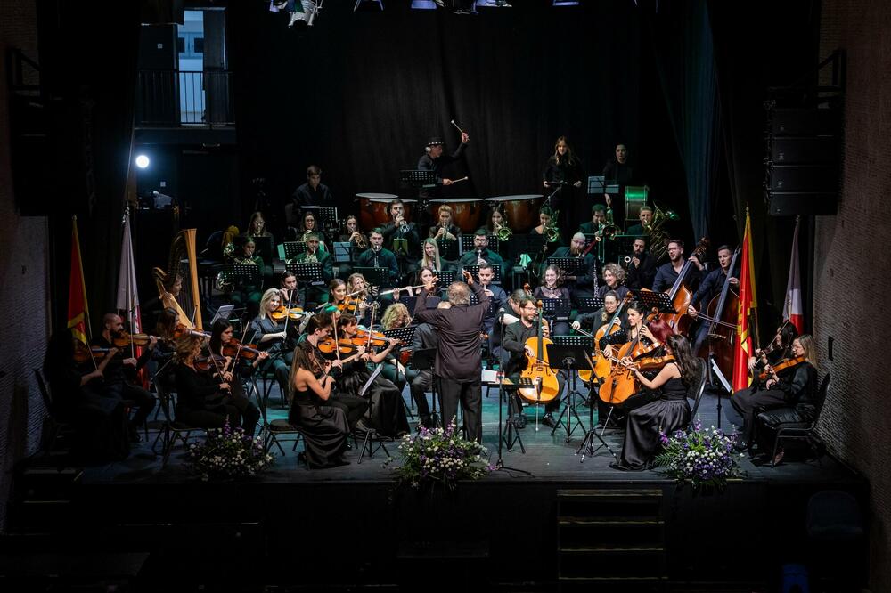 <p>Premijerni koncert &ldquo;Zvuk Boke&rdquo; oduševio publiku i potvrdio rađanje novog kulturnog centra Crne Gore</p>