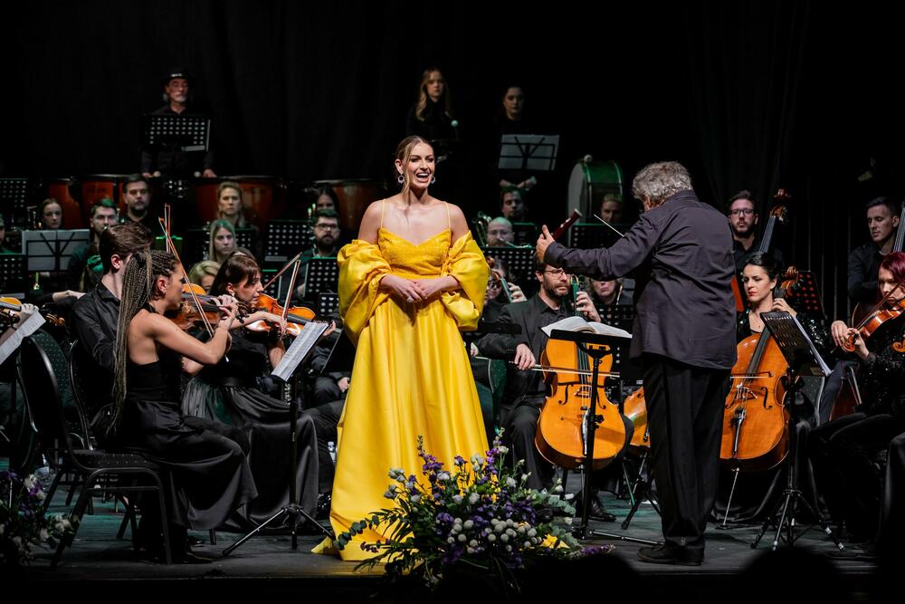 <p>Premijerni koncert &ldquo;Zvuk Boke&rdquo; oduševio publiku i potvrdio rađanje novog kulturnog centra Crne Gore</p>