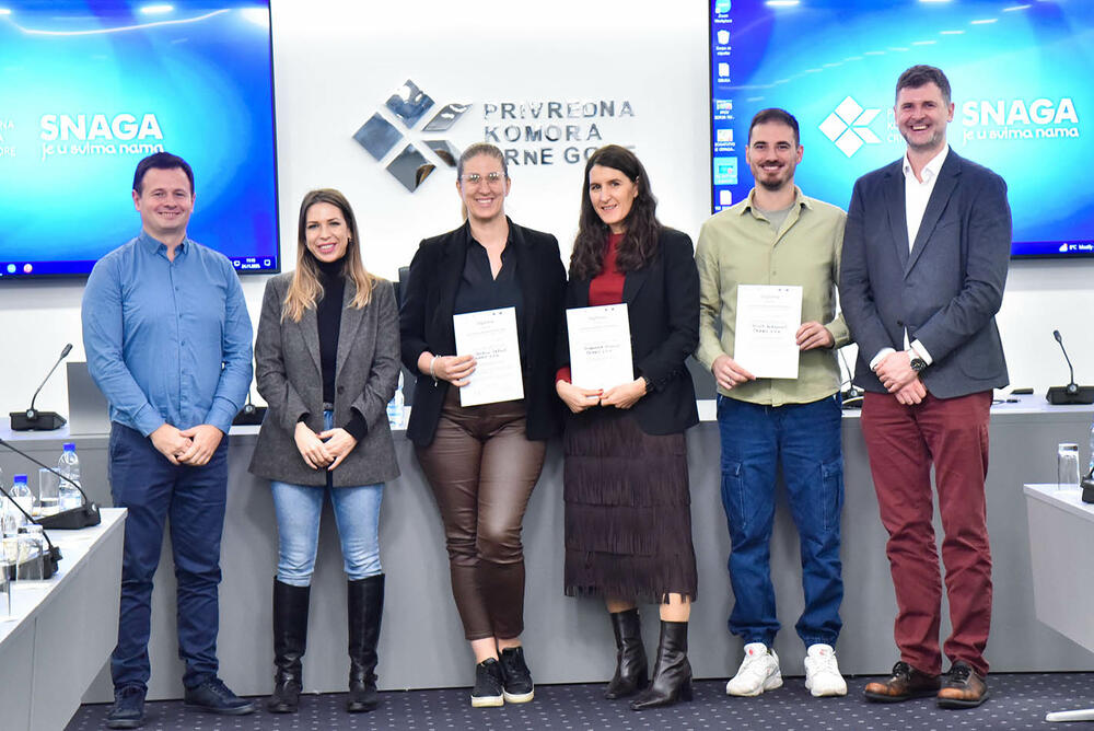 <p>Tokom događaja prezentovani su projekti crnogorskih kompanija iz oblasti resursne efikasnosti i odabrana tri najbolja koja će u junu nareden godine, na okupljanju najboljih energetskih skauta Evrope u Berlinu, biti predstavljeni Saveznom ministarstvu za ekonomiju i zaštitu klime (BMWK) Njemačke koje stoji iza Young Energy Europe</p>