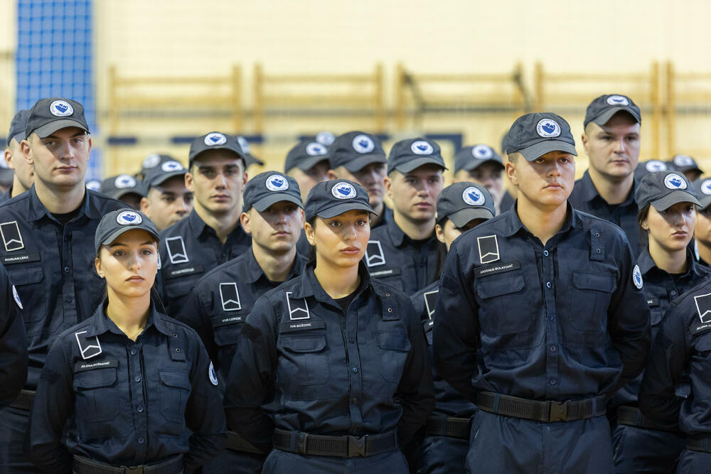 <p>U Danilovgradu održana ceremonija dodjele diploma polaznicima XVII generacije Policijske akademije</p>
