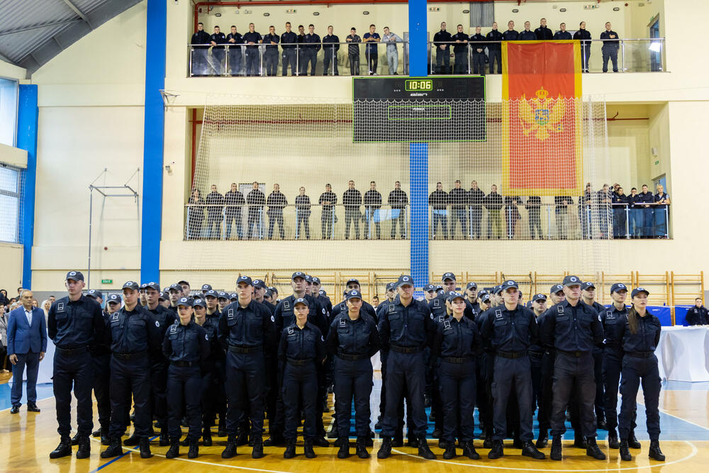 <p>U Danilovgradu održana ceremonija dodjele diploma polaznicima XVII generacije Policijske akademije</p>