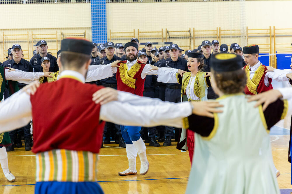 <p>U Danilovgradu održana ceremonija dodjele diploma polaznicima XVII generacije Policijske akademije</p>