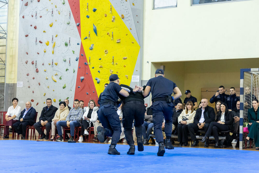 <p>U Danilovgradu održana ceremonija dodjele diploma polaznicima XVII generacije Policijske akademije</p>