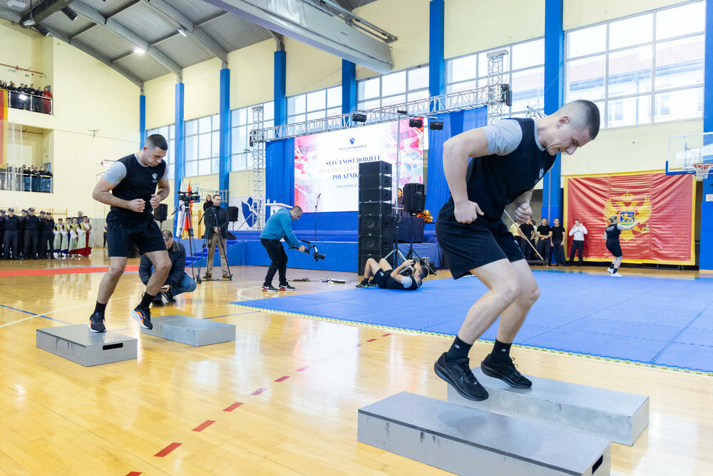 <p>U Danilovgradu održana ceremonija dodjele diploma polaznicima XVII generacije Policijske akademije</p>