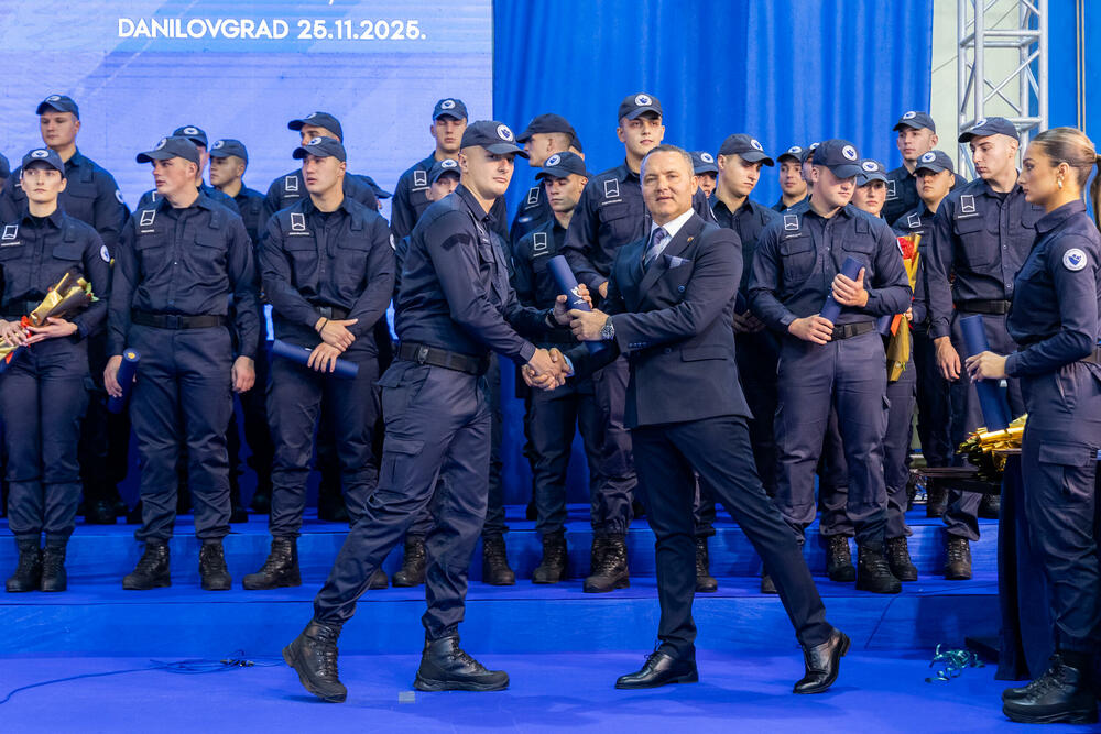 <p>U Danilovgradu održana ceremonija dodjele diploma polaznicima XVII generacije Policijske akademije</p>