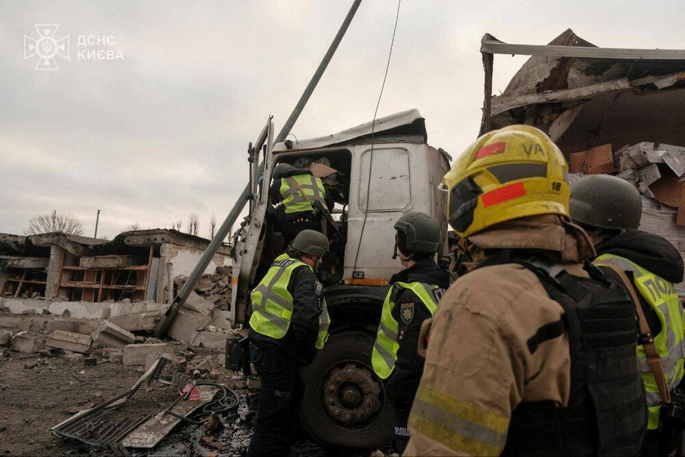 <p>Predsjednik Ukrajine Volodimir Zelenski rekao je da su ruske snage lansirale više od 460 dronova i 22 rakete, što je njihov drugi veliki napad na Kijev ovog mjeseca </p>  <p>Vazduhoplovstvo je saopštilo da je oborilo većinu dronova i oko polovine raketa</p>  <p>Dok je Rusija u više talasa napadala Kijev, diplomatski pregovori o okončanju rata dobili su određeni zamah</p>