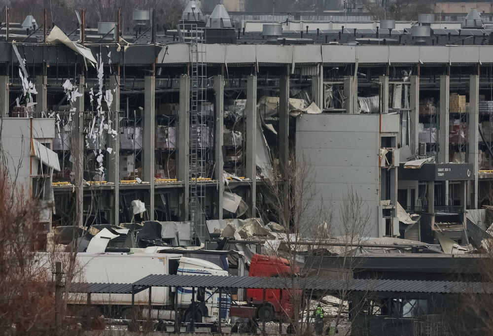 <p>Predsjednik Ukrajine Volodimir Zelenski rekao je da su ruske snage lansirale više od 460 dronova i 22 rakete, što je njihov drugi veliki napad na Kijev ovog mjeseca </p>  <p>Vazduhoplovstvo je saopštilo da je oborilo većinu dronova i oko polovine raketa</p>  <p>Dok je Rusija u više talasa napadala Kijev, diplomatski pregovori o okončanju rata dobili su određeni zamah</p>