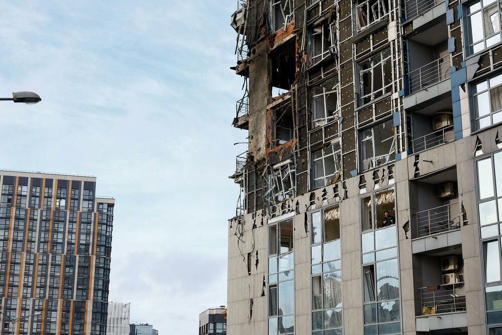 <p>Predsjednik Ukrajine Volodimir Zelenski rekao je da su ruske snage lansirale više od 460 dronova i 22 rakete, što je njihov drugi veliki napad na Kijev ovog mjeseca </p>  <p>Vazduhoplovstvo je saopštilo da je oborilo većinu dronova i oko polovine raketa</p>  <p>Dok je Rusija u više talasa napadala Kijev, diplomatski pregovori o okončanju rata dobili su određeni zamah</p>