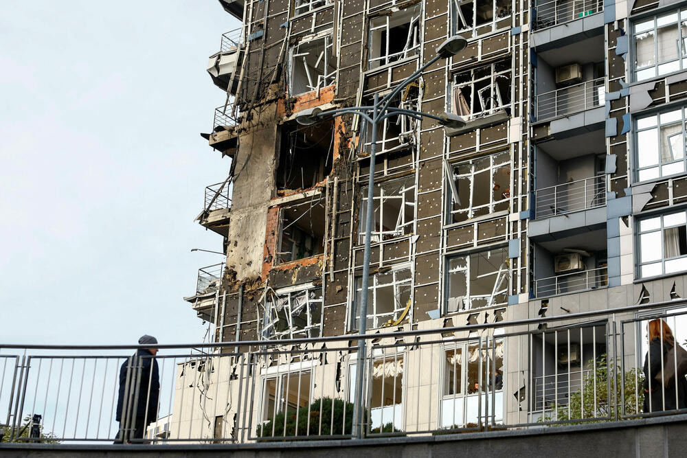 <p>Predsjednik Ukrajine Volodimir Zelenski rekao je da su ruske snage lansirale više od 460 dronova i 22 rakete, što je njihov drugi veliki napad na Kijev ovog mjeseca </p>  <p>Vazduhoplovstvo je saopštilo da je oborilo većinu dronova i oko polovine raketa</p>  <p>Dok je Rusija u više talasa napadala Kijev, diplomatski pregovori o okončanju rata dobili su određeni zamah</p>