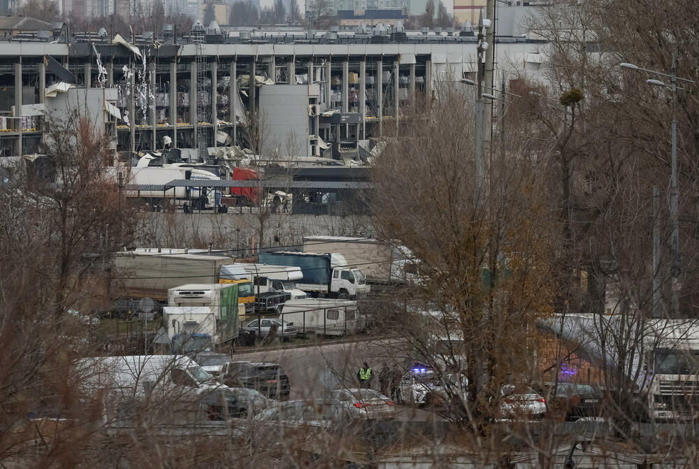 <p>Predsjednik Ukrajine Volodimir Zelenski rekao je da su ruske snage lansirale više od 460 dronova i 22 rakete, što je njihov drugi veliki napad na Kijev ovog mjeseca </p>  <p>Vazduhoplovstvo je saopštilo da je oborilo većinu dronova i oko polovine raketa</p>  <p>Dok je Rusija u više talasa napadala Kijev, diplomatski pregovori o okončanju rata dobili su određeni zamah</p>