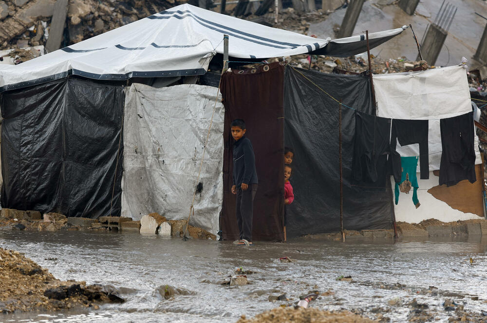 Zimska deževja v Gazi povečujejo trpljenje Palestincev v šotorih