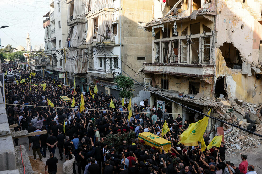 Libanci na sahrani Hajthama Alija Tabtabija, ubijenog u izraelskim napadima, Foto: Reuters