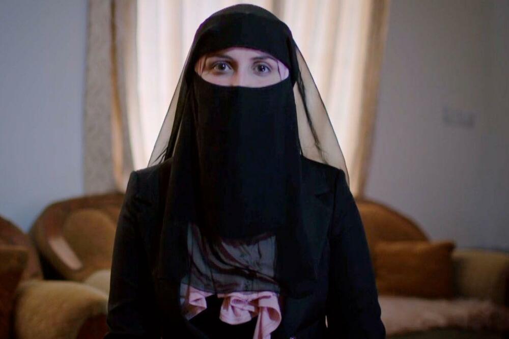 Potpis ispod fotografije, Safa Junes (33) jedina je u njenoj porodici preživela ubistva u Haditiju, Foto: BBC