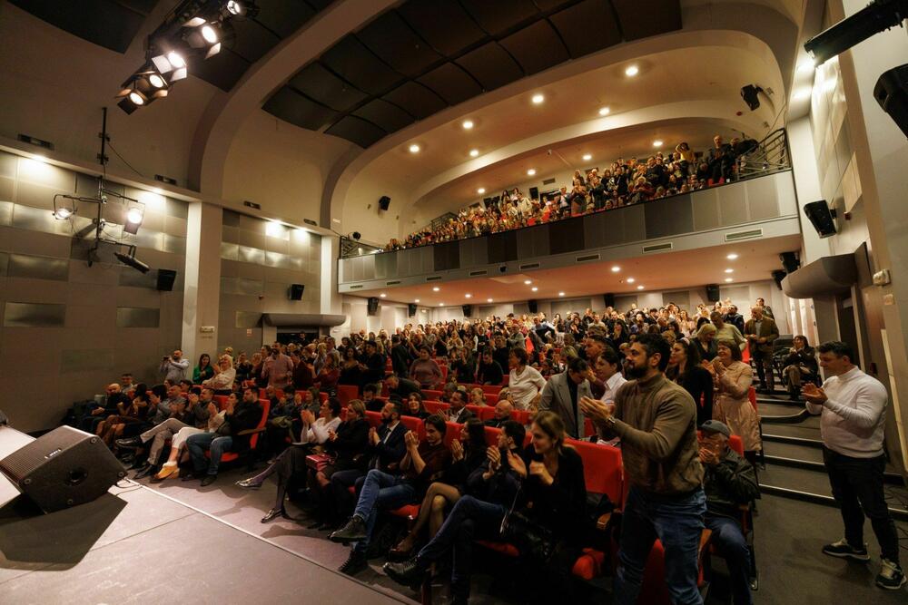 <p>Nikšićko pozorište od 16. do 21. novembra bilo je mjesto koje vrvi od života, mjesto susreta, razmjene, igre, kolektivne energije, mjesto magije i duha koji se rijetko gdje osjeti tako snažno i iskreno kao u gradu pod Trebjesom i Bedemom</p>