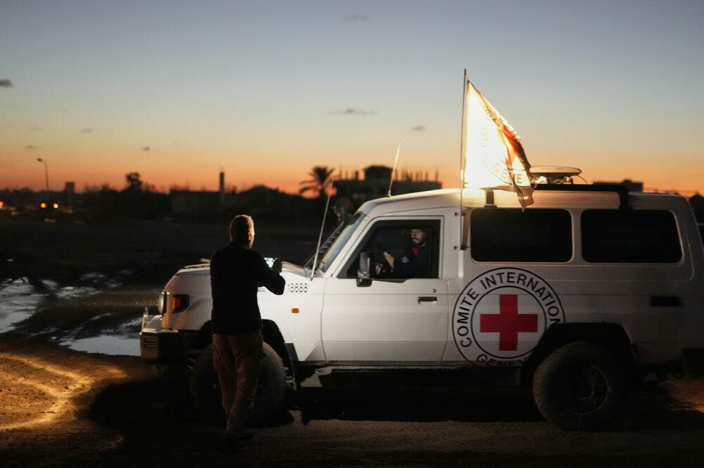 Konvoj Crvenog krsta koji prevozi posmrtne ostatke osobe za koju se vjeruje da je preminuli talac, Foto: Beta/AP