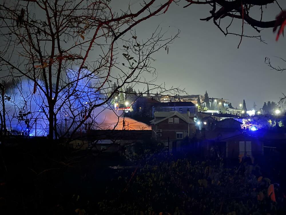 <p>Prema riječima komandira Službe zaštite i spašavanja Nikole Bojanovića, na teren je izašlo devet vatrogasnih vozila sa 18 vatrogasaca</p>