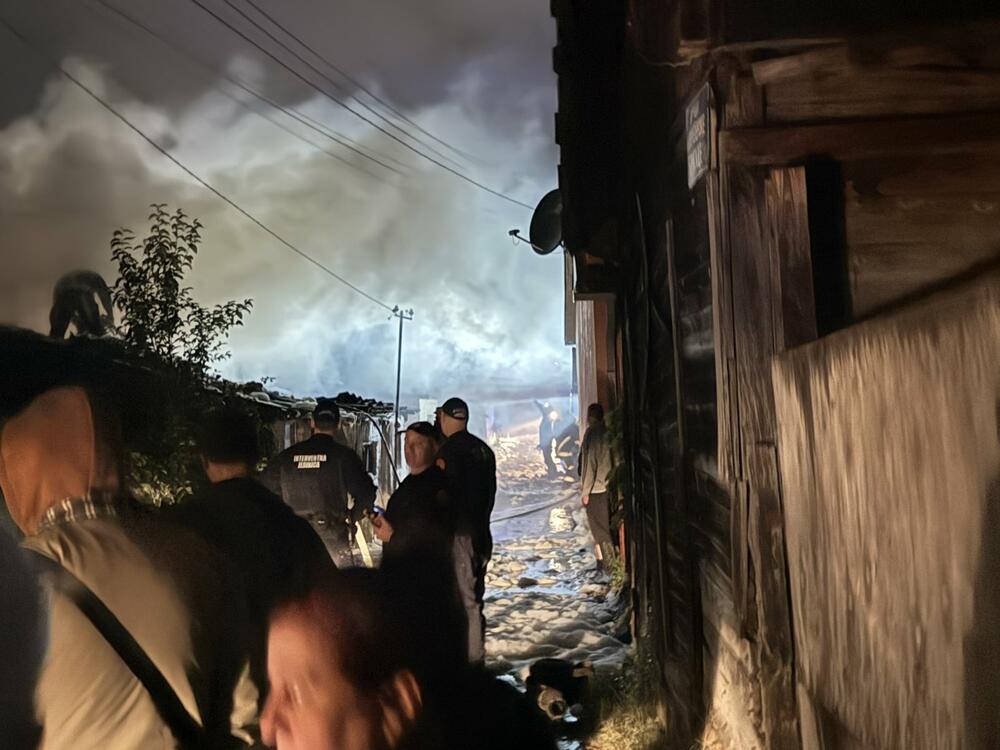 <p>Prema riječima komandira Službe zaštite i spašavanja Nikole Bojanovića, na teren je izašlo devet vatrogasnih vozila sa 18 vatrogasaca</p>