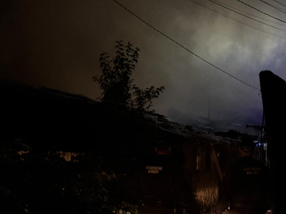 <p>Prema riječima komandira Službe zaštite i spašavanja Nikole Bojanovića, na teren je izašlo devet vatrogasnih vozila sa 18 vatrogasaca</p>