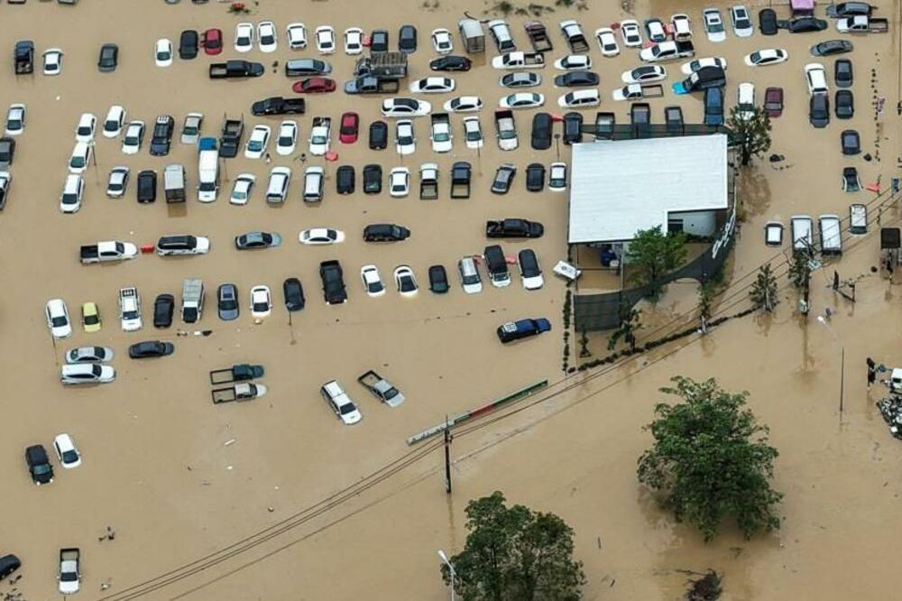 Potpis ispod fotografije, Na snimcima iz drona vidi se poplavljeno područje u gradu Hat Jaju, Foto: Reuters