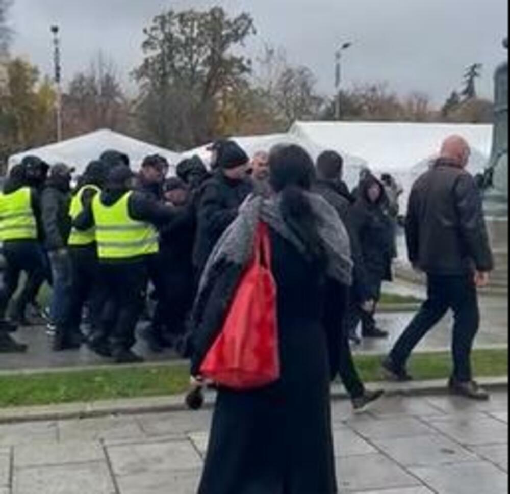 Opozicijski poslanci v Srbiji odstranili ograjo pred parlamentom, prišlo do napetosti