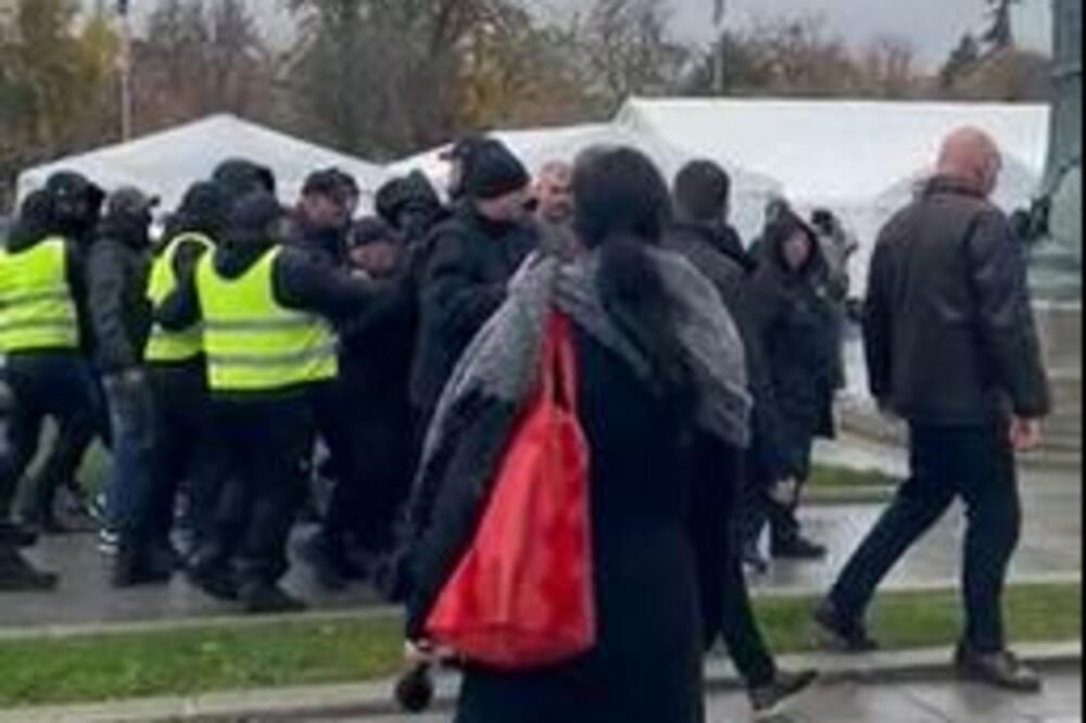 Detalj ispred Skupštine Srbije, Foto: Screenshot/N1