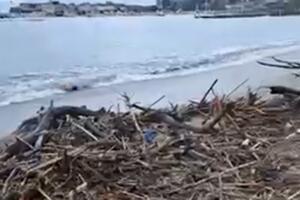 Budva: Slovenska plaža zatrpana otpadom i smećem koje je more...