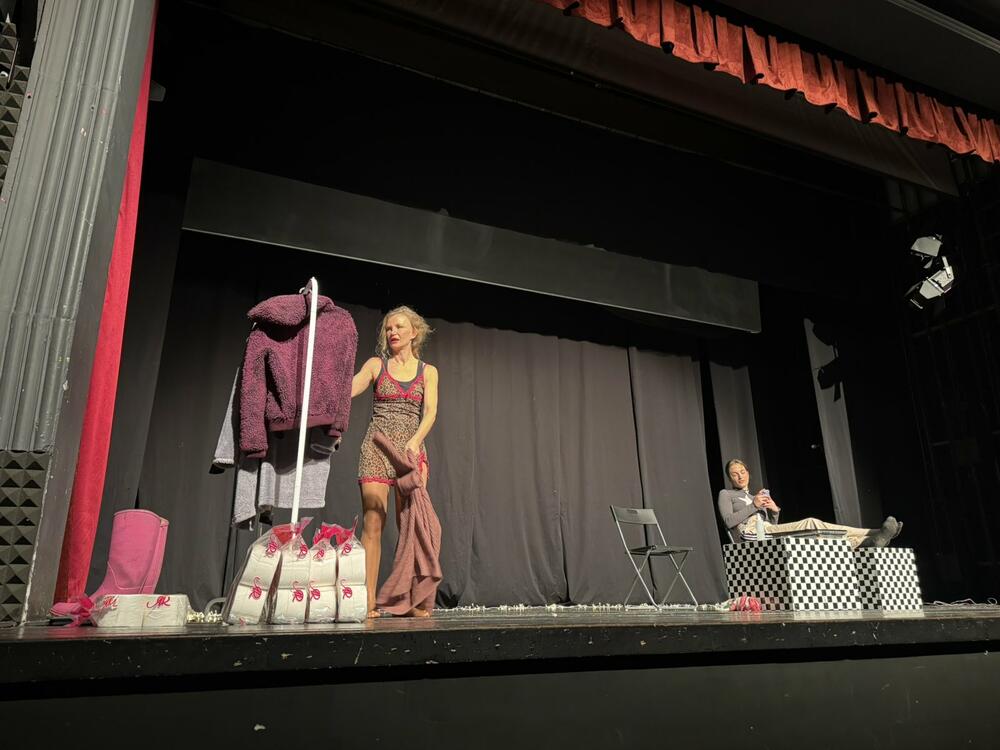 <p>Pozorišna predstava „Bajbok” izvedena sinoć na “Jesenjem pozorišnom salonu u Bijelom Polju</p>