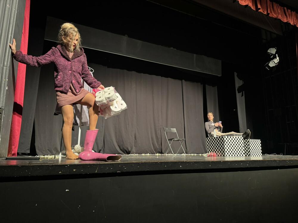 <p>Pozorišna predstava „Bajbok” izvedena sinoć na “Jesenjem pozorišnom salonu u Bijelom Polju</p>